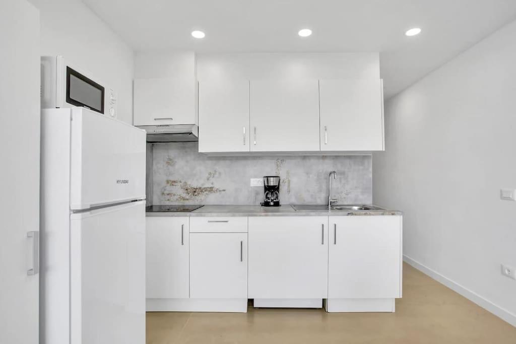 Studio In Torres Del Sol Griffin Near The Beach 아로나 외부 사진